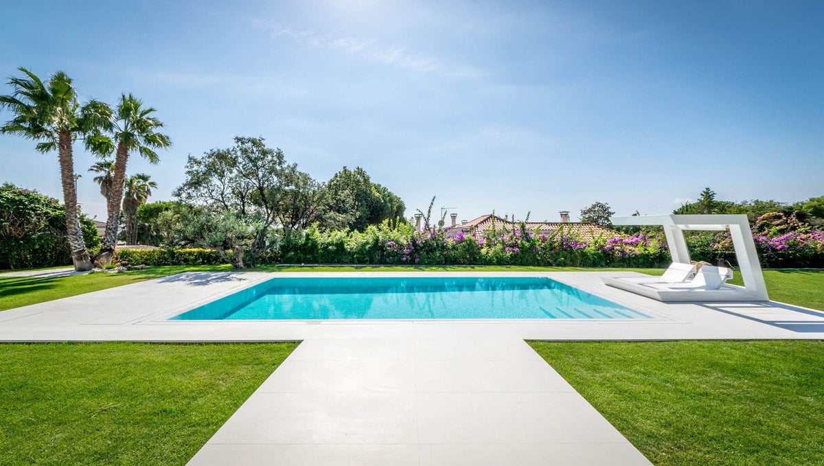 Jardin de la Herrero House à Barcelone avec le mobilier outdoor de luxe Vondom