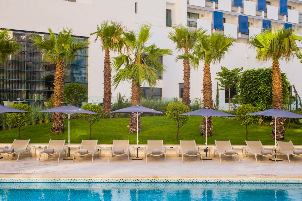 Hotel Barceló Tánger au Maroc avec transats Africa de Vondom face à la baie de Tanger