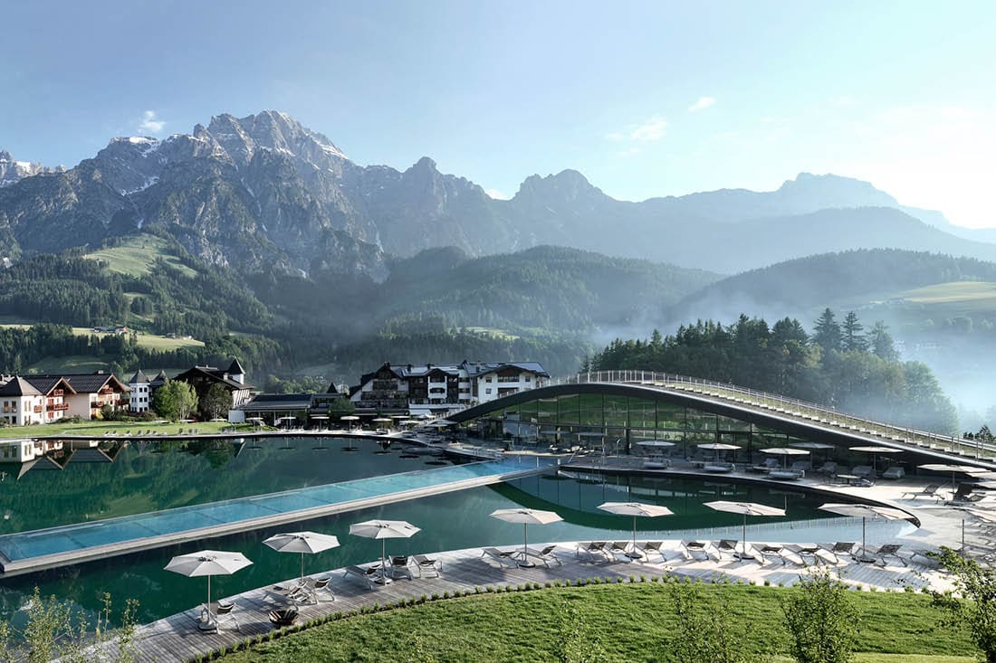 Hotel Krallerhof à Leogang dans les Alpes autrichiennes avec transats Africa de Vondom au bord de la piscine