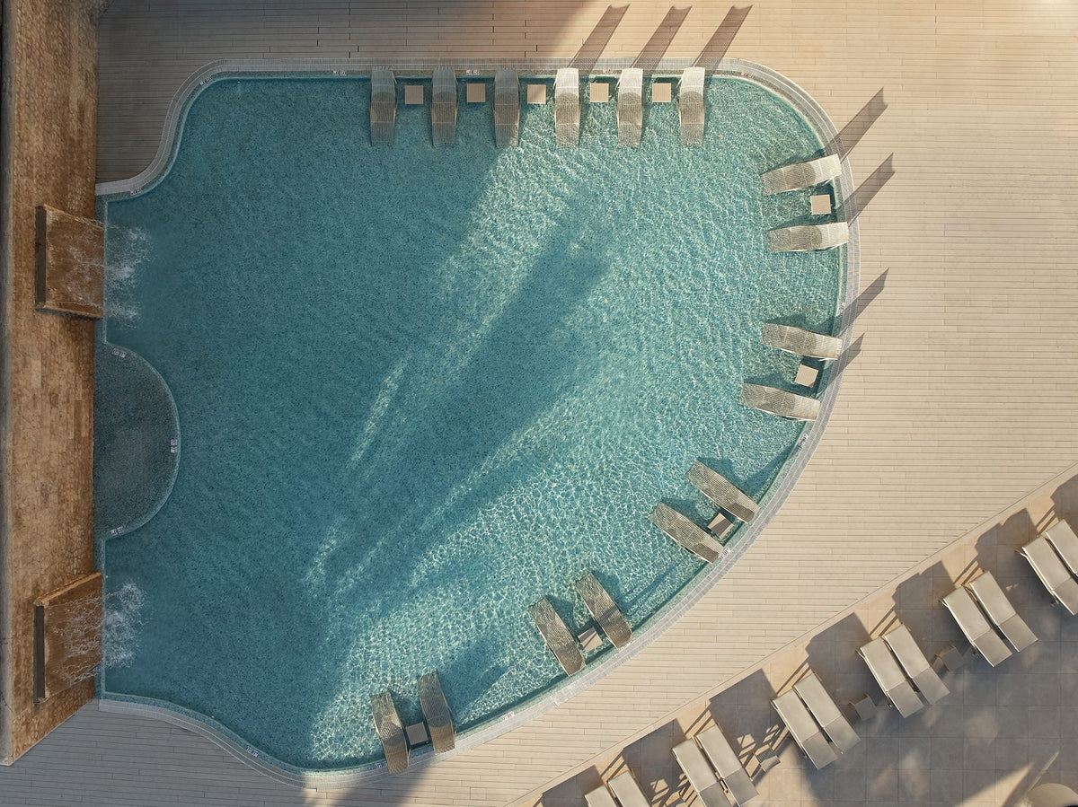 Hotel Mondrian Ibiza à Cala Llonga avec mobilier outdoor Vondom face à la Méditerranée