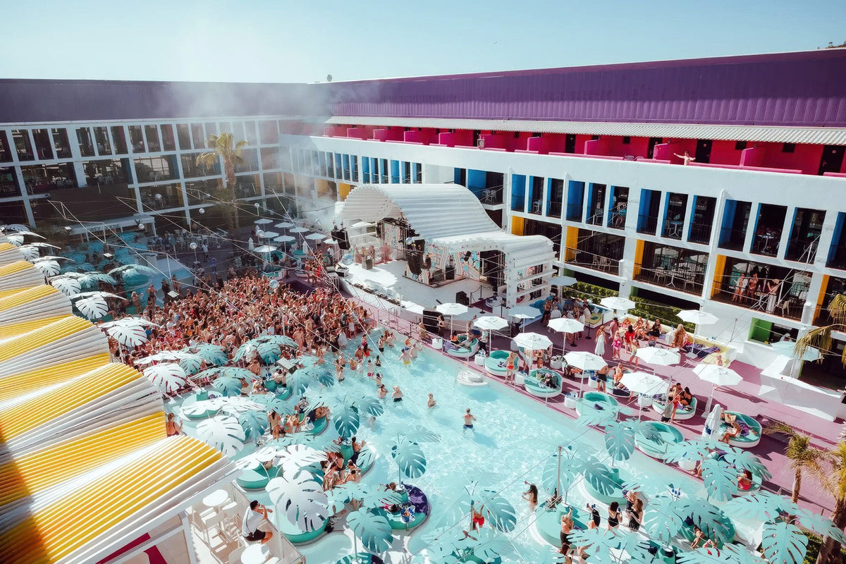 Ibiza Rocks Hotel à Sant Antoni avec mobilier outdoor Vondom au cœur de la pool party