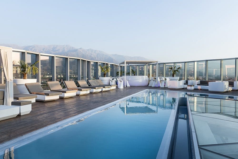 Mobilier de terrasse Vondom au 23 Club de l'Icon Hotel à Santiago du Chili