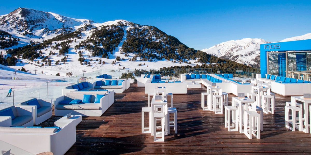Terrasse IQOS à Grandvalira en Andorre aménagée avec mobilier outdoor Vondom des collections Vela, Ulm et Frame