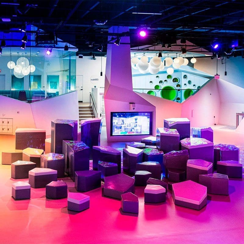 Bar Faz de Ramón Esteve pour Vondom dans le lobby de l'aire de jeux Kefi à Atlanta
