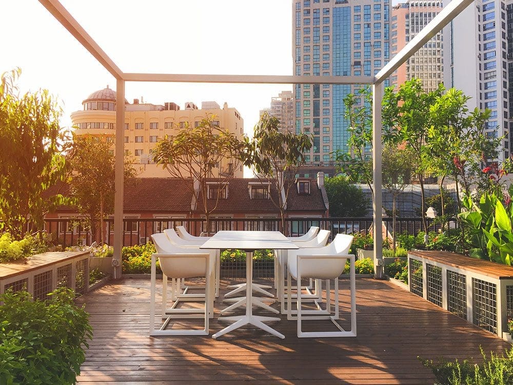 Chaises Wall Street et tables Faz sur la terrasse des bureaux Kokai Studio à Shanghai