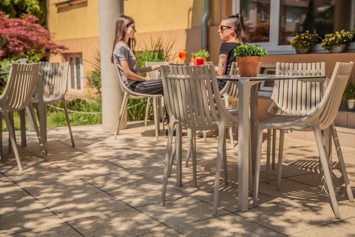 Terrasse du Krátky Coffee shop à Brno avec chaises Ibiza et tables Quartz de Vondom