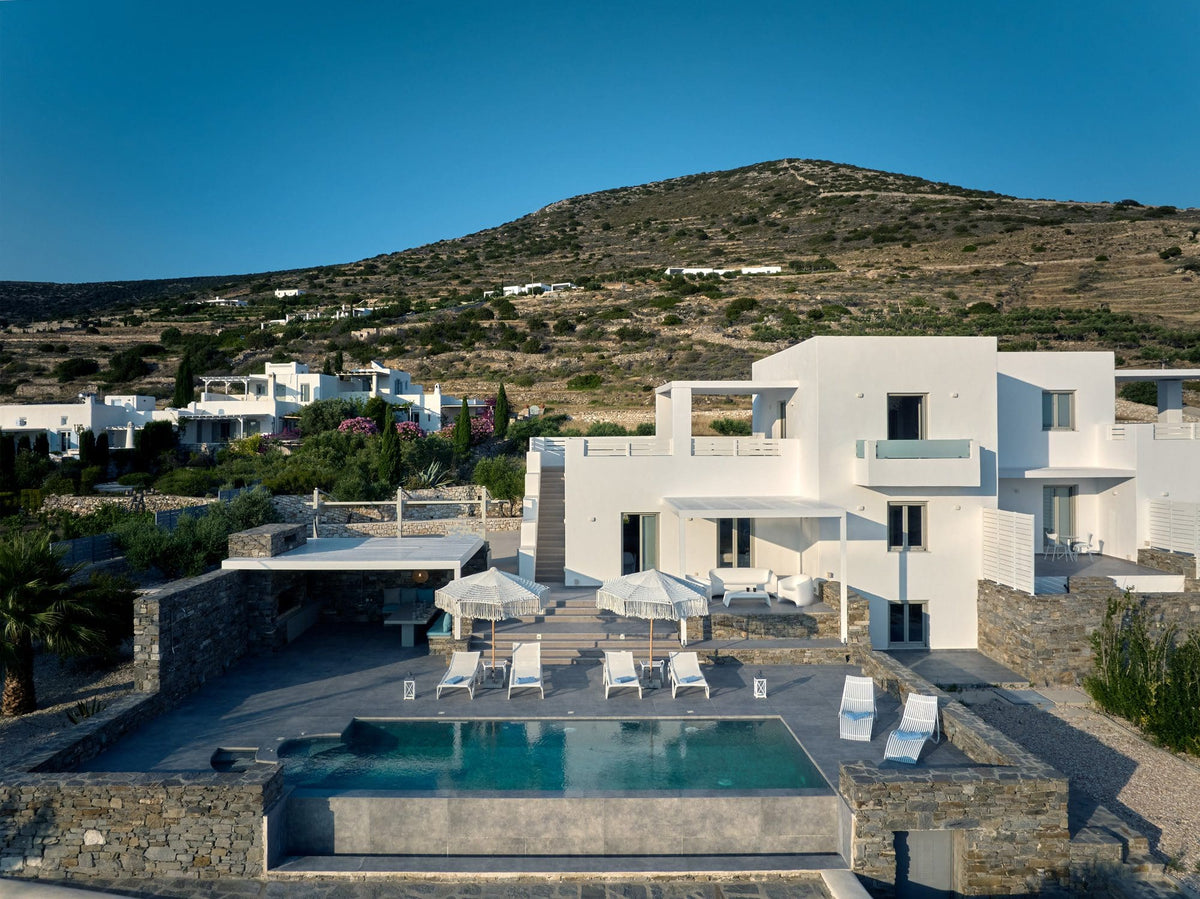 La Vitalite à Paros en Grèce, transats design de Vondom sur les terrasses des villas de luxe