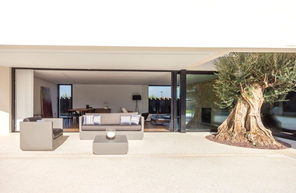 Maison Las Cumbres à Bètera avec le mobilier Ulm de Vondom au jardin