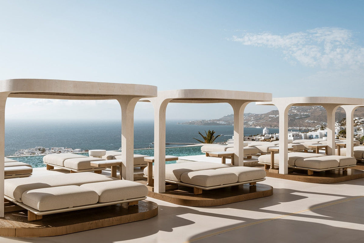 Lovia Mykonos en Grèce avec transats et daybeds Milos de Vondom face à la mer Égée
