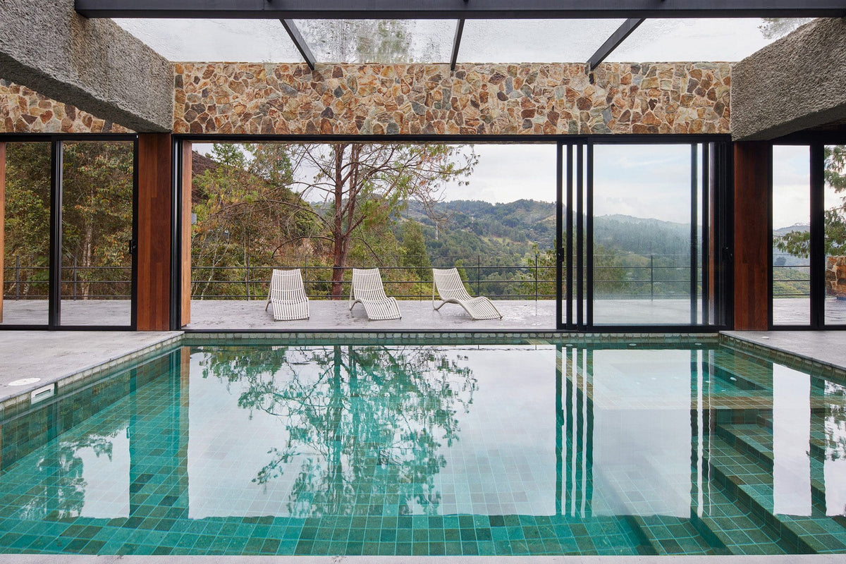 Terrasse du Mirador de la Represa à Medellín avec le mobilier Ibiza de Vondom