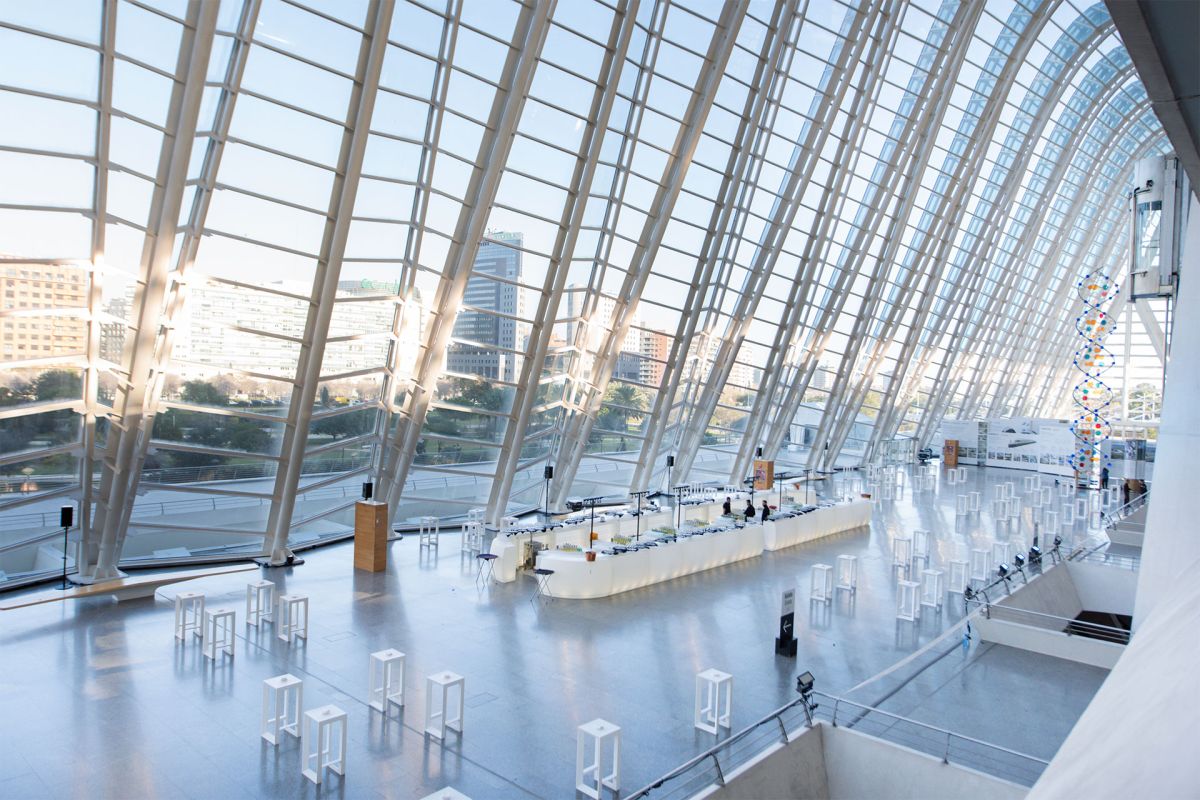 Esplanade intérieure du Musée des Sciences Príncipe Felipe à Valence équipée de mobilier Vondom pour événements