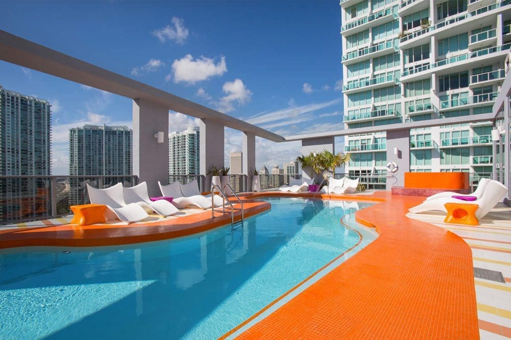Piscine et terrasse panoramique de la résidence My Brickell à Miami avec le mobilier Vondom