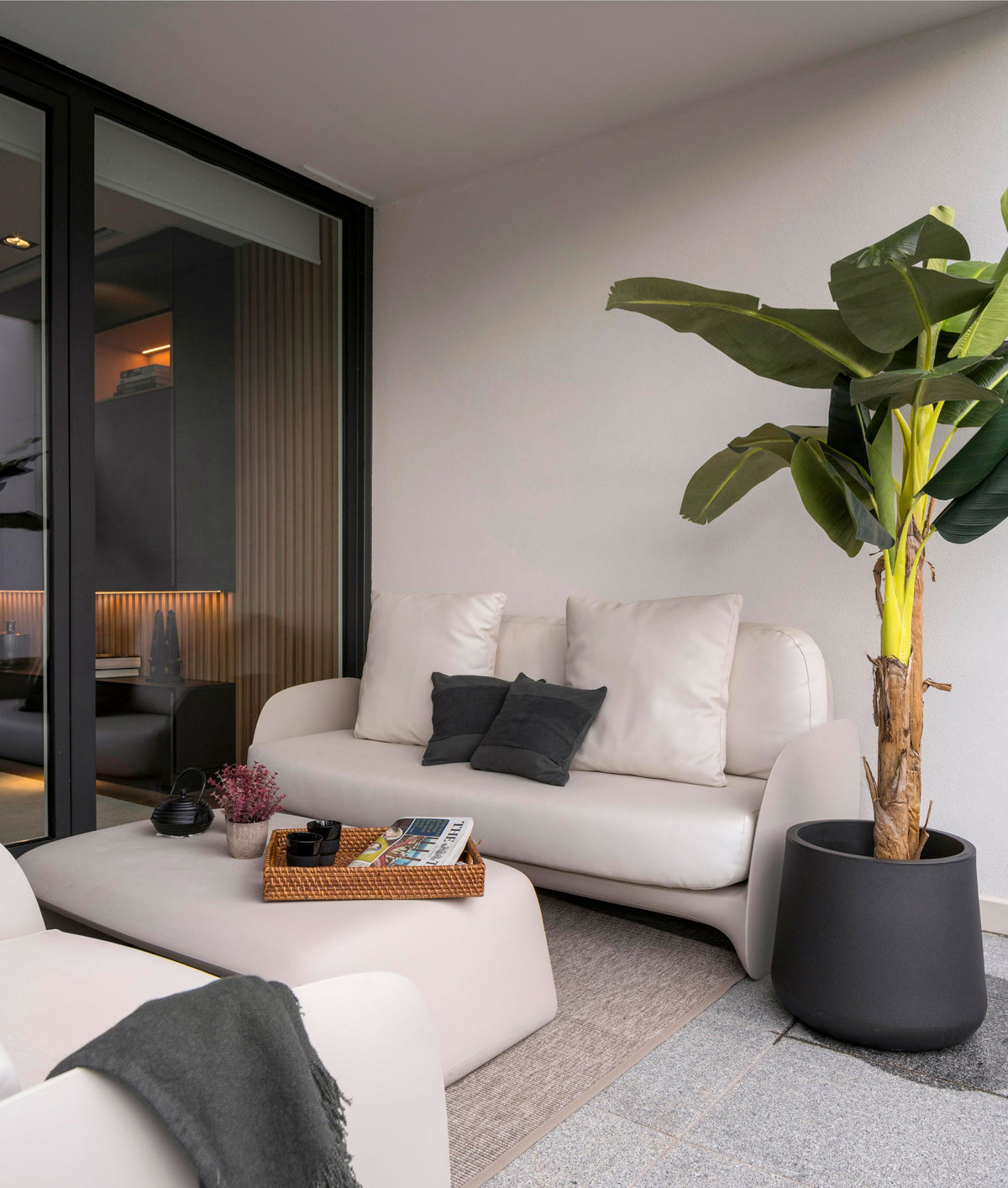 Terrasse de The Öttel House au Pays basque avec le mobilier Pezzettina et Africa de Vondom