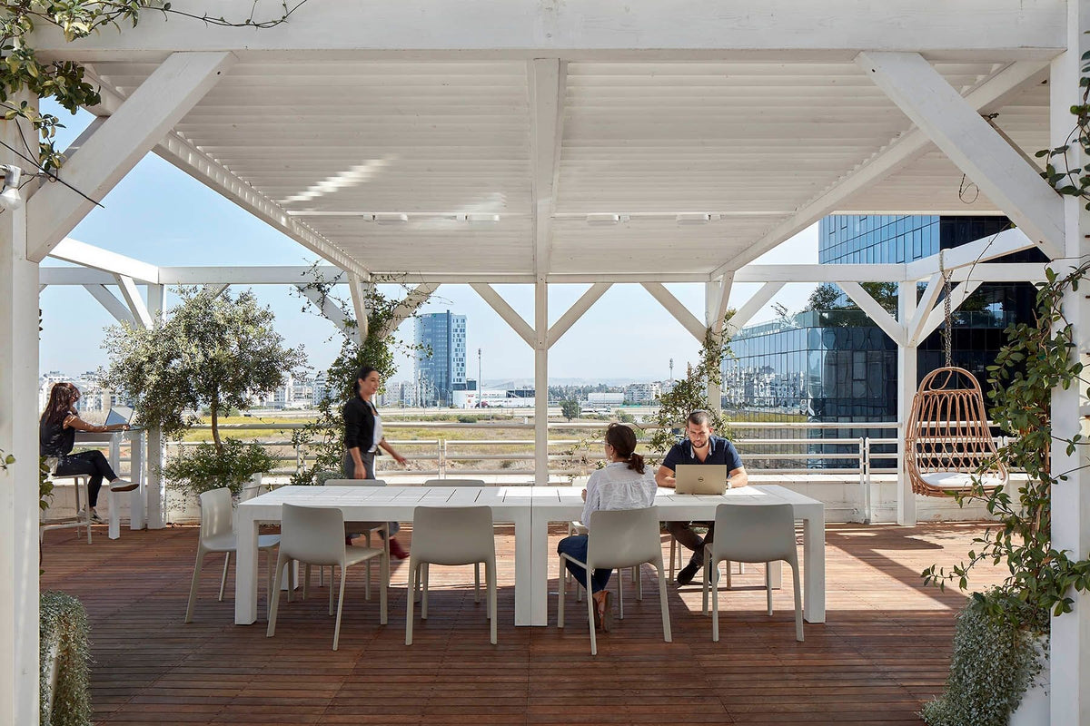 Espace détente rooftop des bureaux à Ra'anana aménagé avec le mobilier outdoor Vondom
