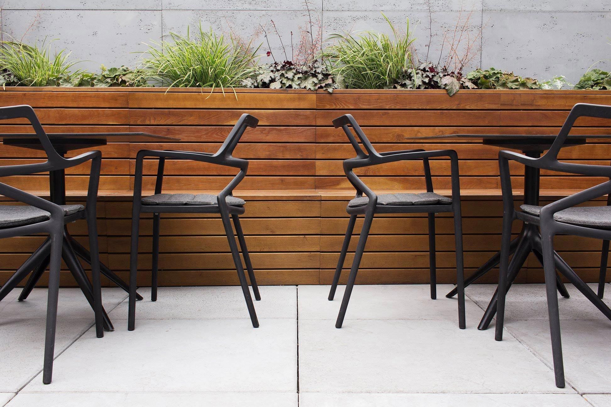 Terrasse du restaurant Satori Fusion à Nitra avec chaises Delta et tables Mari-Sol Vondom