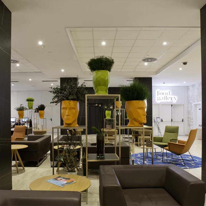 Jardinières Adan de Teresa Sapey pour Vondom dans le hall du Sol y Mar Hotel à Calpe