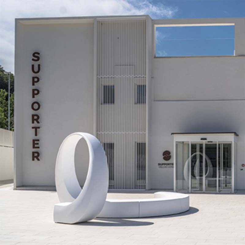 Mobilier d'extérieur élégant Vondom au Supporter Deluxe Hotel sur la côte adriatique italienne