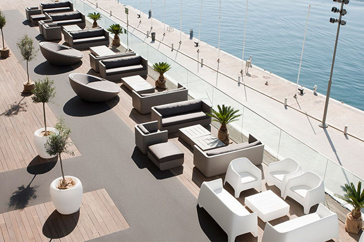Mobilier contract Vondom sur la terrasse Malabar de Veles e Vents à Valence