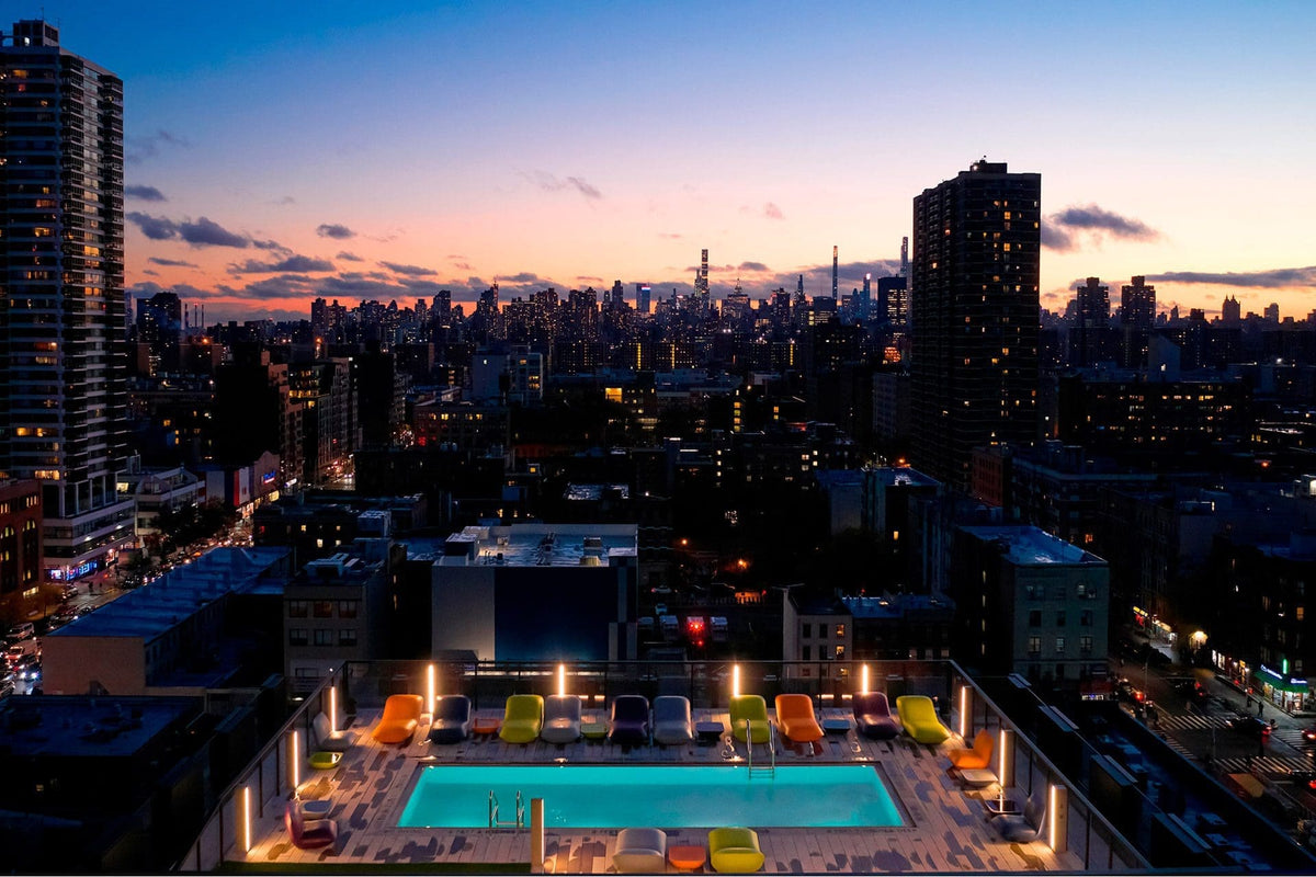 Rooftop de l'immeuble The Smile à Harlem avec les bains de soleil Pillow de Vondom