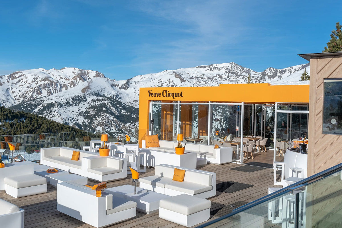Terrasse Veuve Clicquot à Grandvalira en Andorre aménagée avec mobilier outdoor Vondom des collections Vela, Ulm et Frame