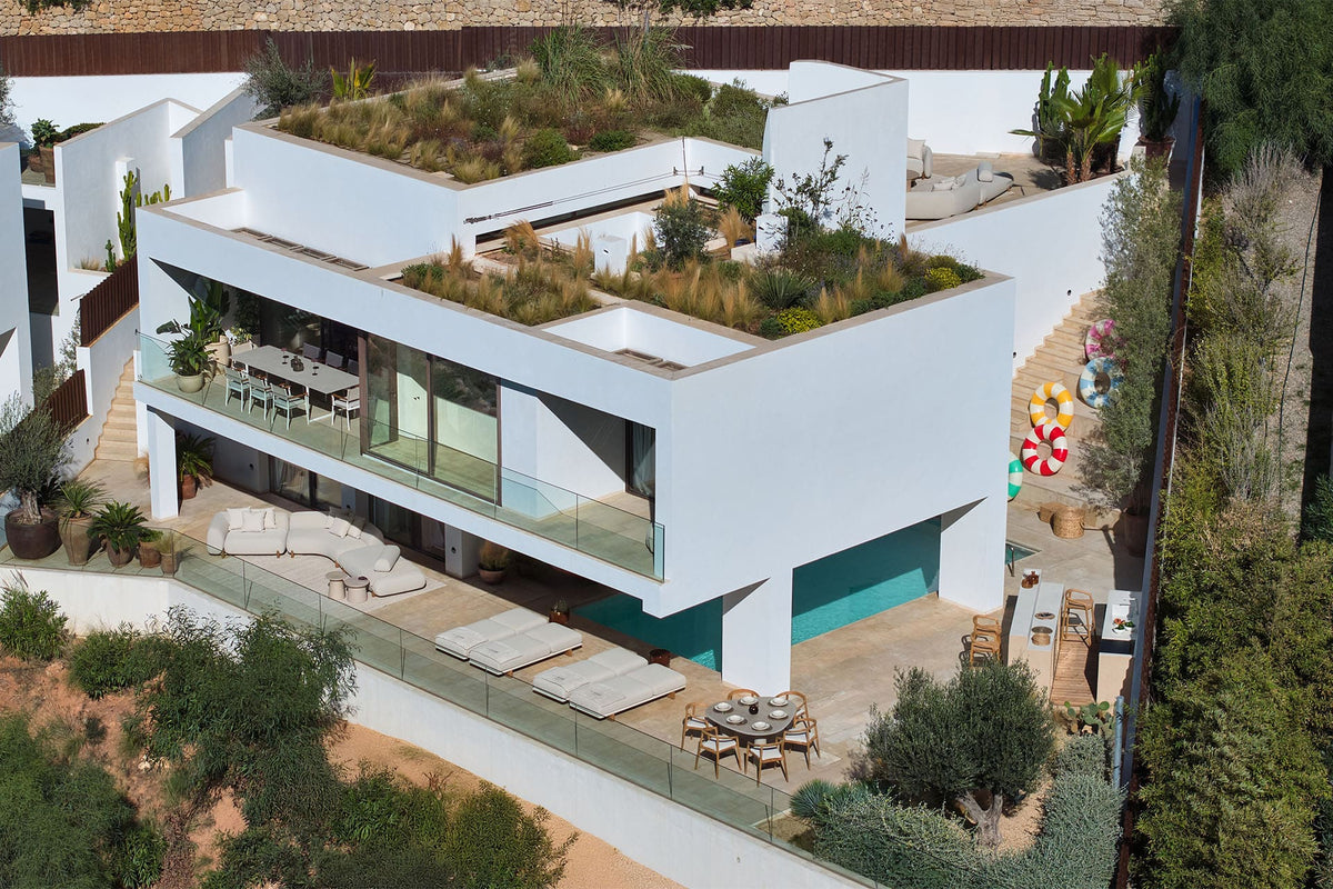 Terrasse de la Villa Collini à Majorque avec le mobilier Milos de Vondom face à la mer
