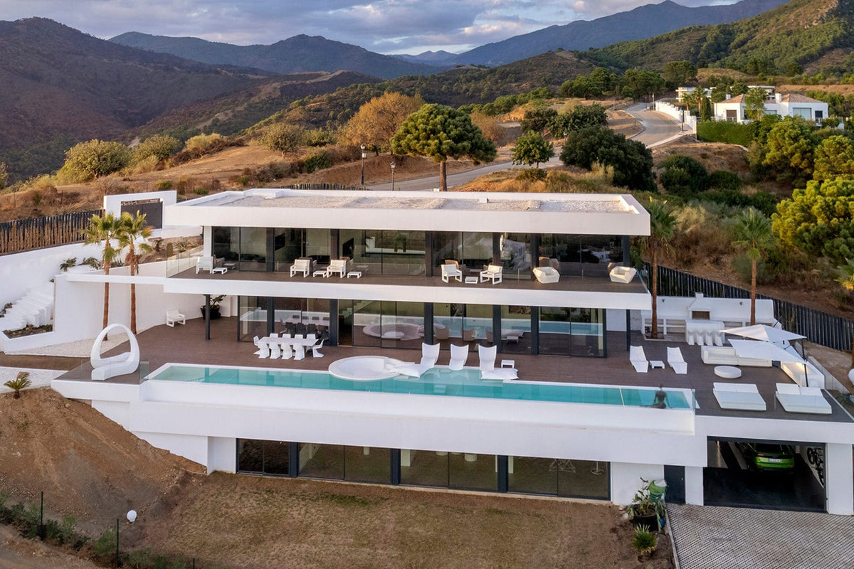 Terrasse de la Villa Cronos à Malaga avec le mobilier outdoor avant-gardiste Vondom