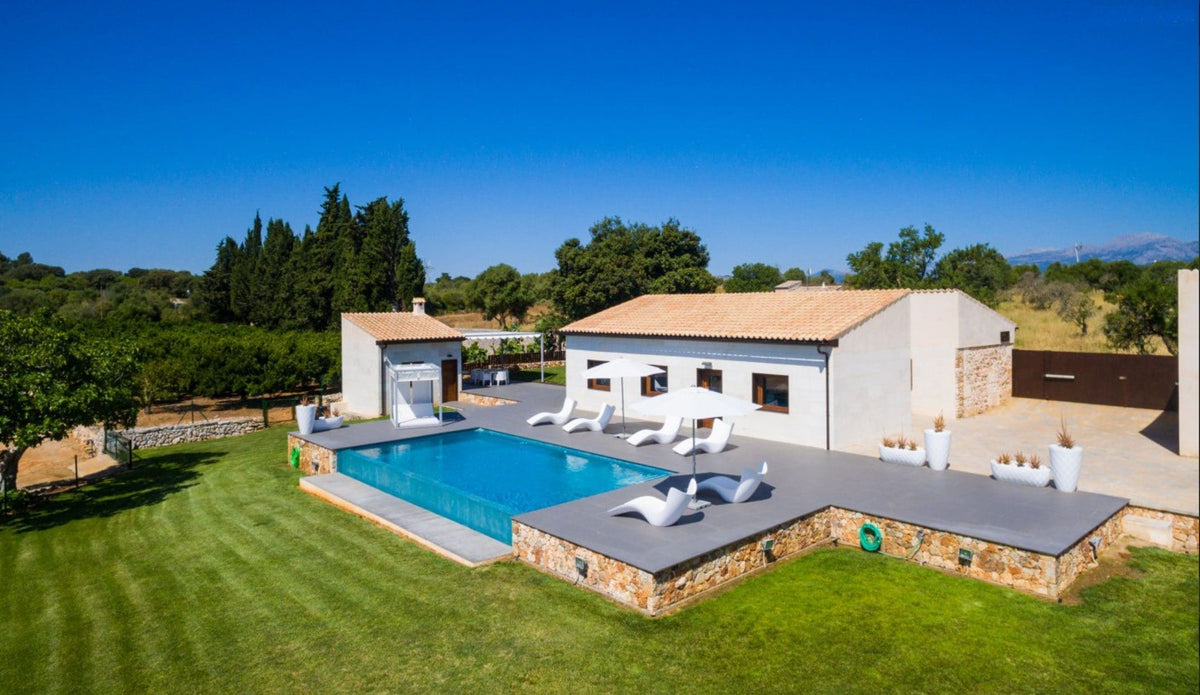Espaces extérieurs de villas de luxe à Majorque avec le mobilier de design Vondom