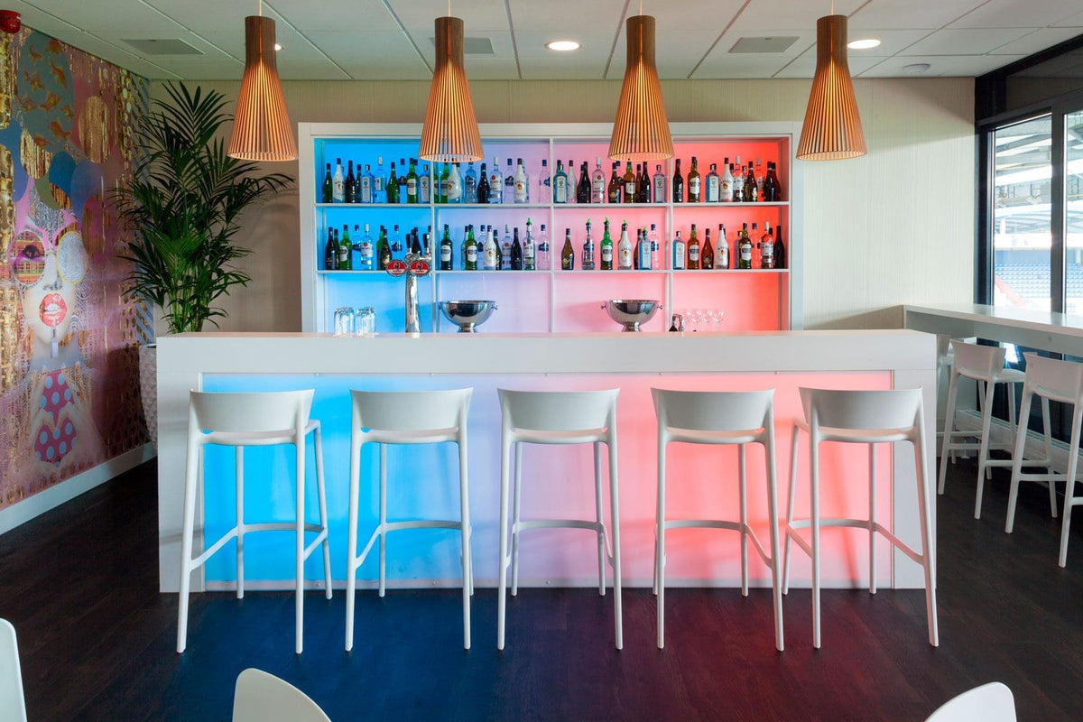 Loge VIP du stade Willem II à Tilburg avec les chaises Kes et tabourets Africa de Vondom