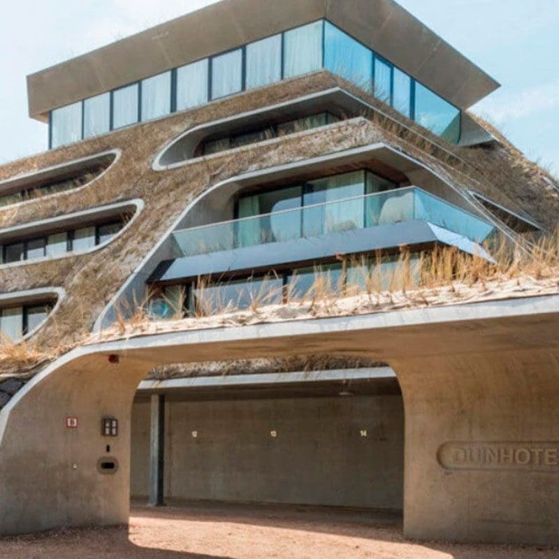 Duinhotel Tien Torens à Zoutelande aux Pays-Bas avec mobilier outdoor Vondom au cœur des dunes