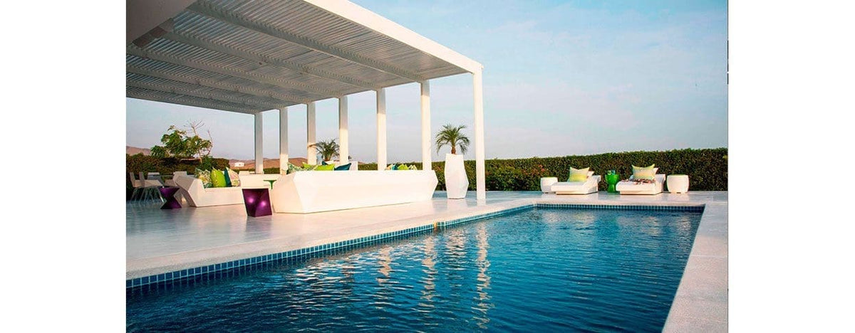 Salon et bains de soleil Faz de Ramón Esteve sur la terrasse de la Beach House à Lima