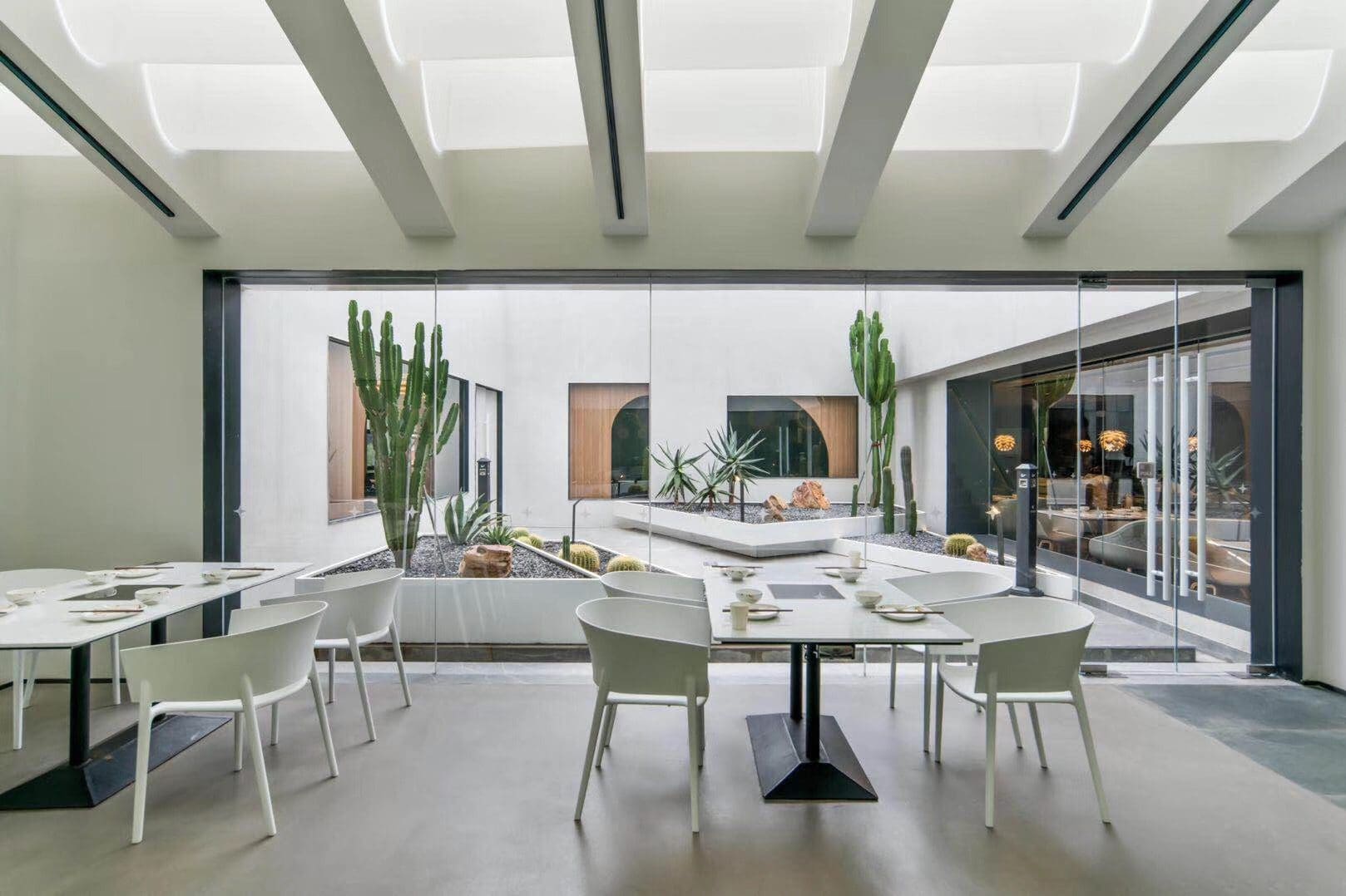 Salle du restaurant Putian à Chengdu décorée par Archetype avec mobilier Africa