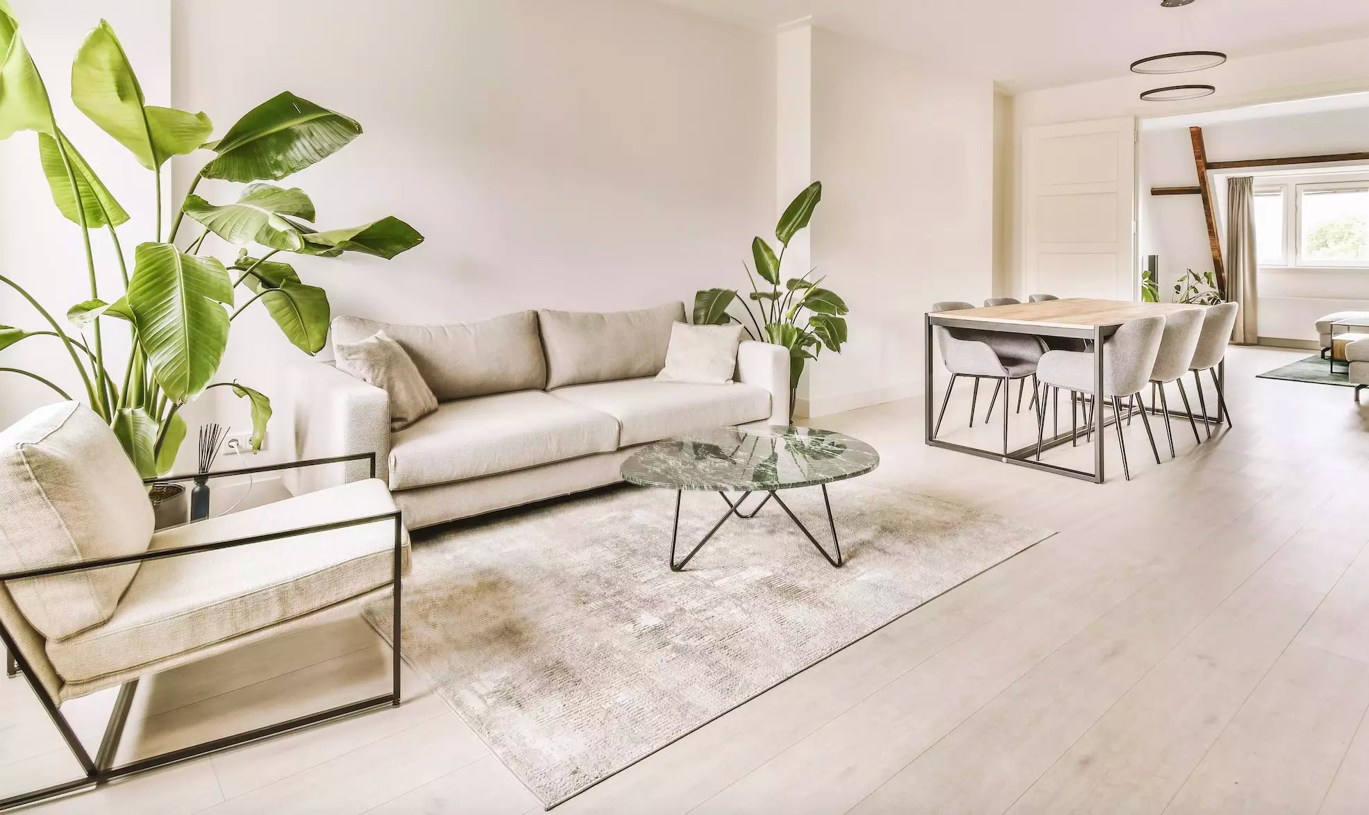 Comment Placer un Tapis sous une Table ?