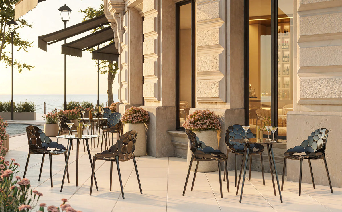 Kokó Kollektion Vondom, Stühle und Tische von Eugeni Quitllet auf einer Terrasse