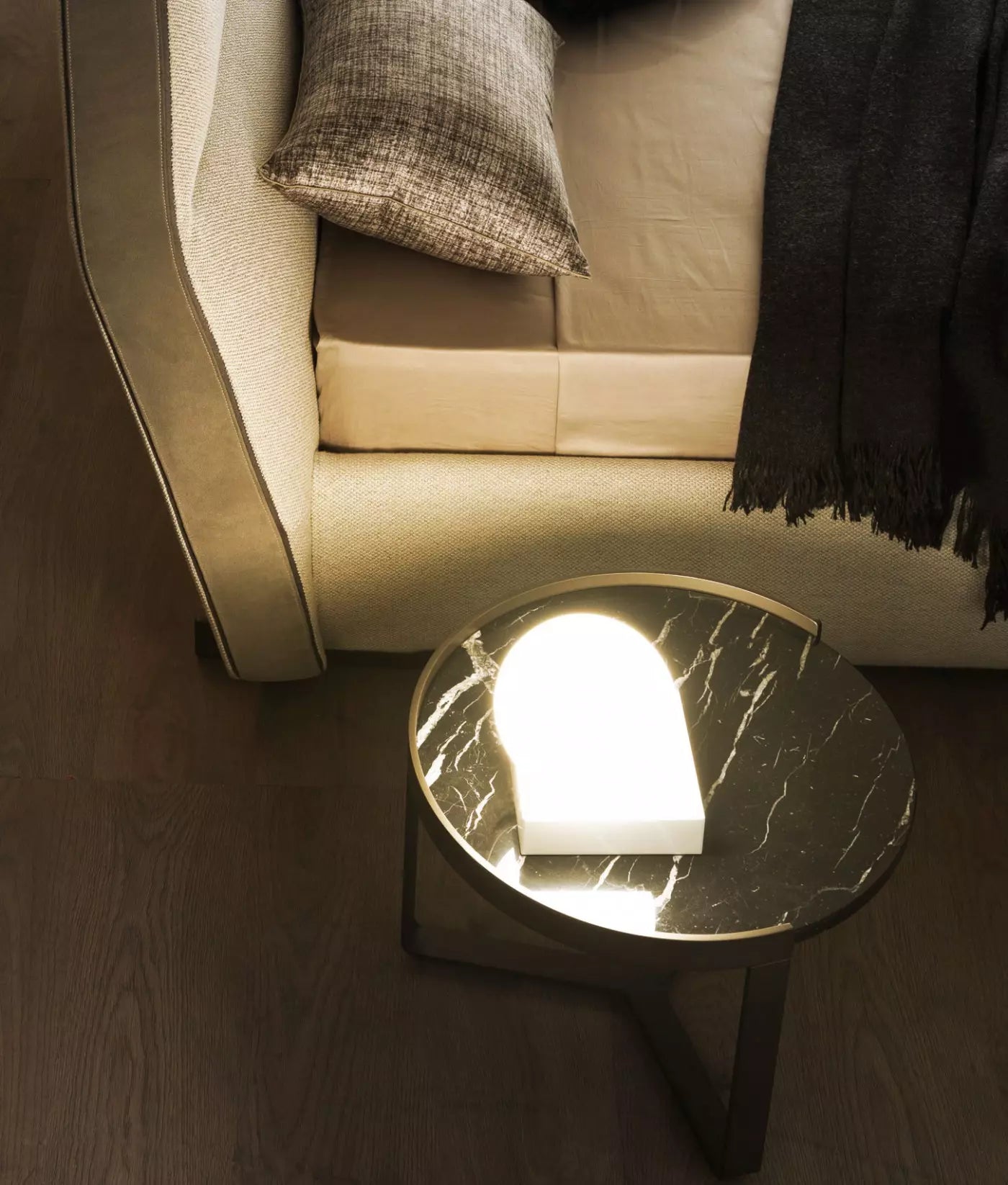 Bout-Canape-Rond-Marbre-salon