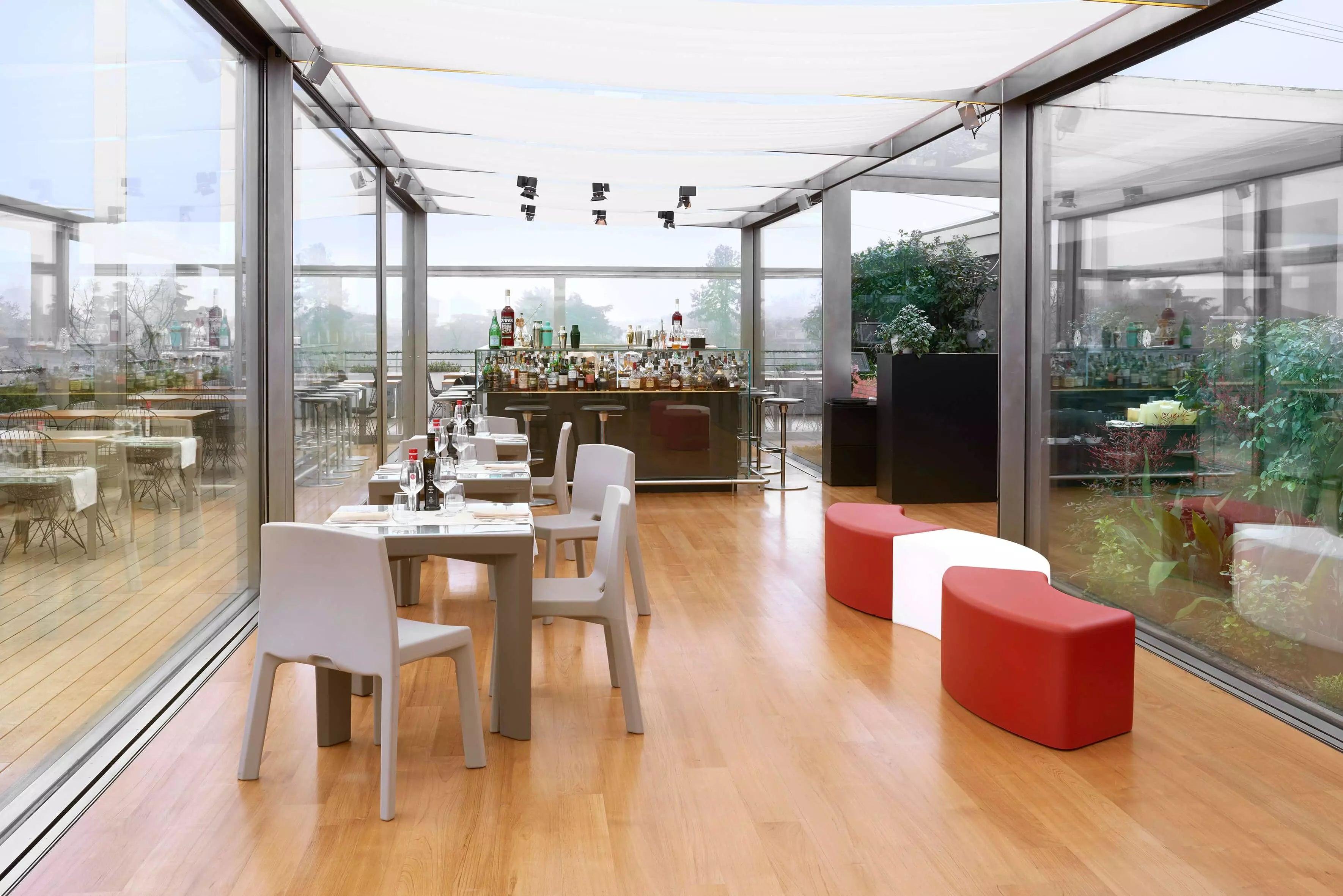 Petite_Table_Carre_Plastique_terrasse