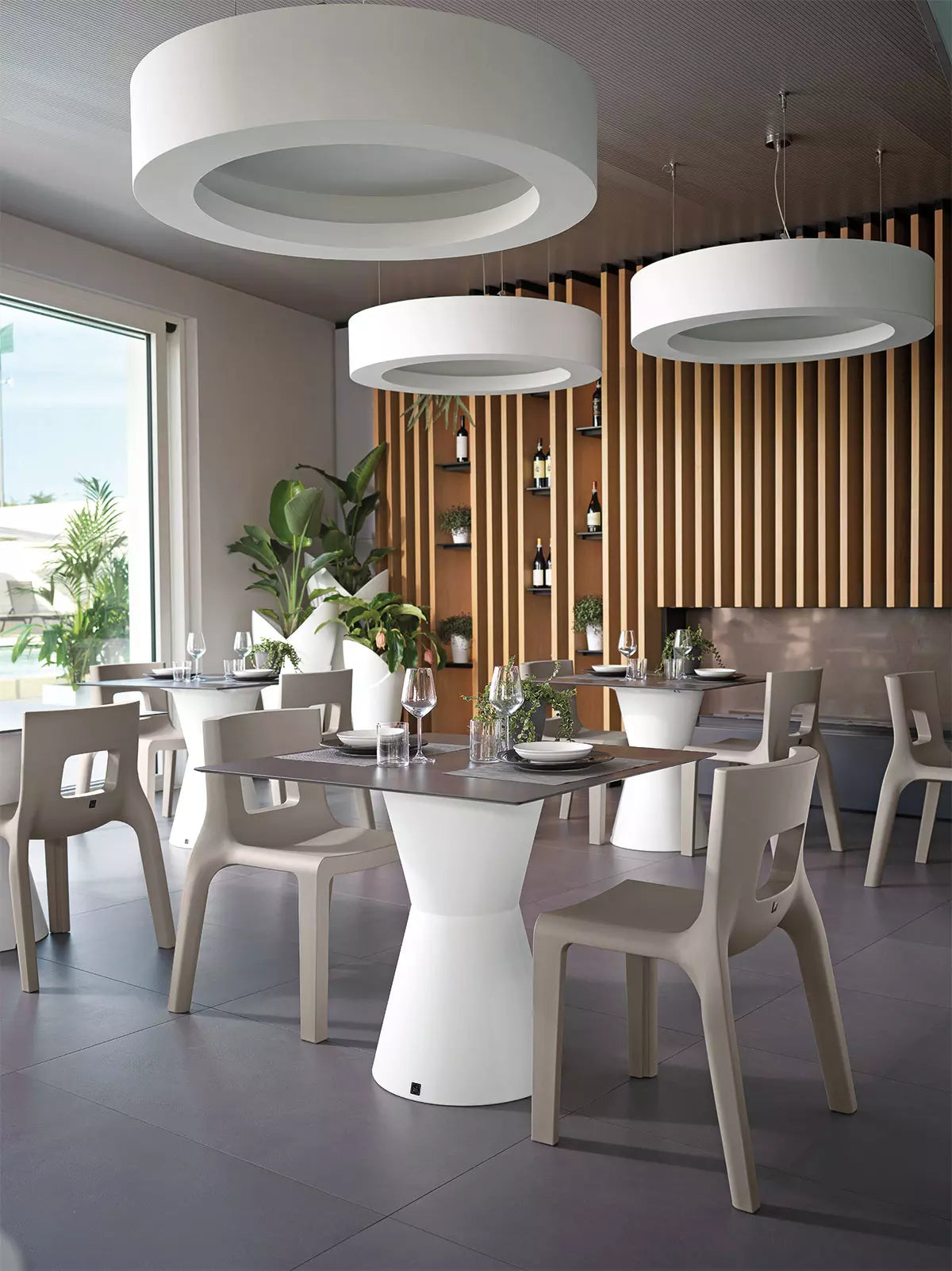 Table-Chaise-Plastique-Interieur