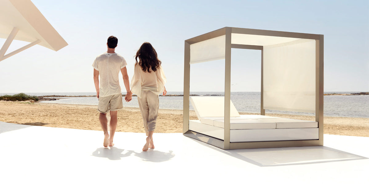 Pergola Vela carrée avec stores latéraux, en situation