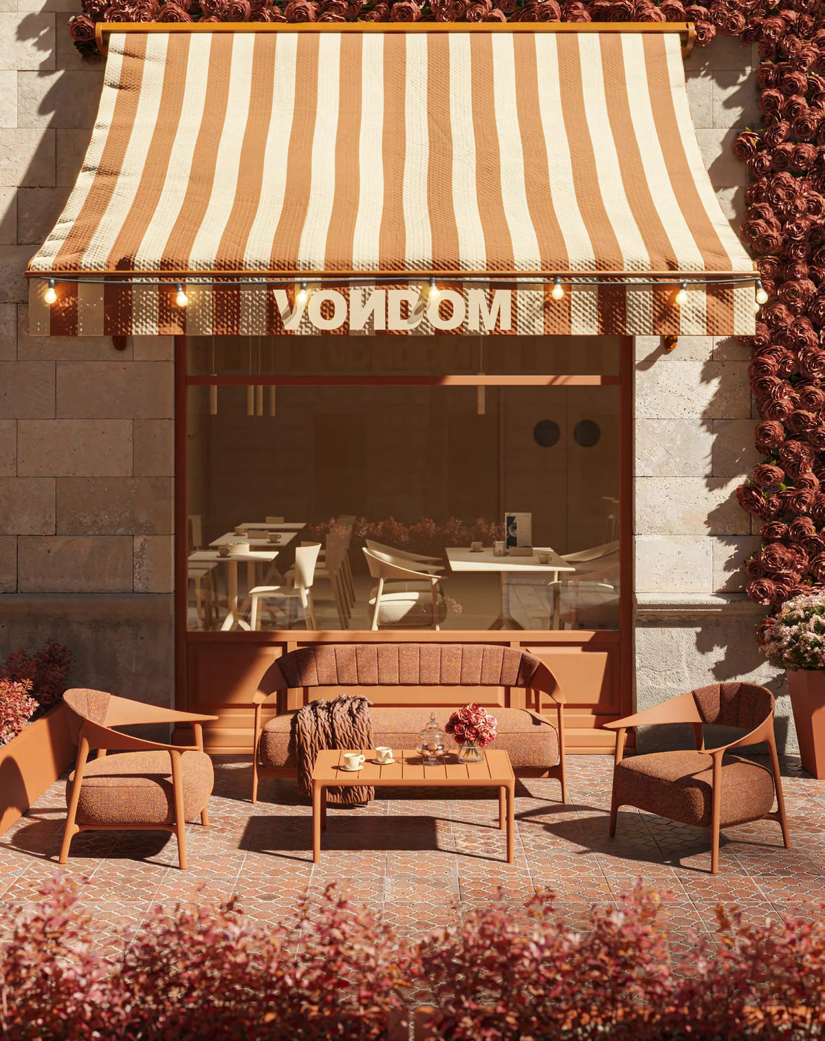 Fauteuils et canapé Africa Vondom clay avec table basse sous un store rayé, terrasse de restaurant