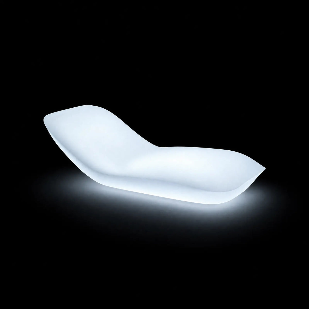 Bain de Soleil Pillow LED Vondom, éclairé de l'intérieur sur fond noir