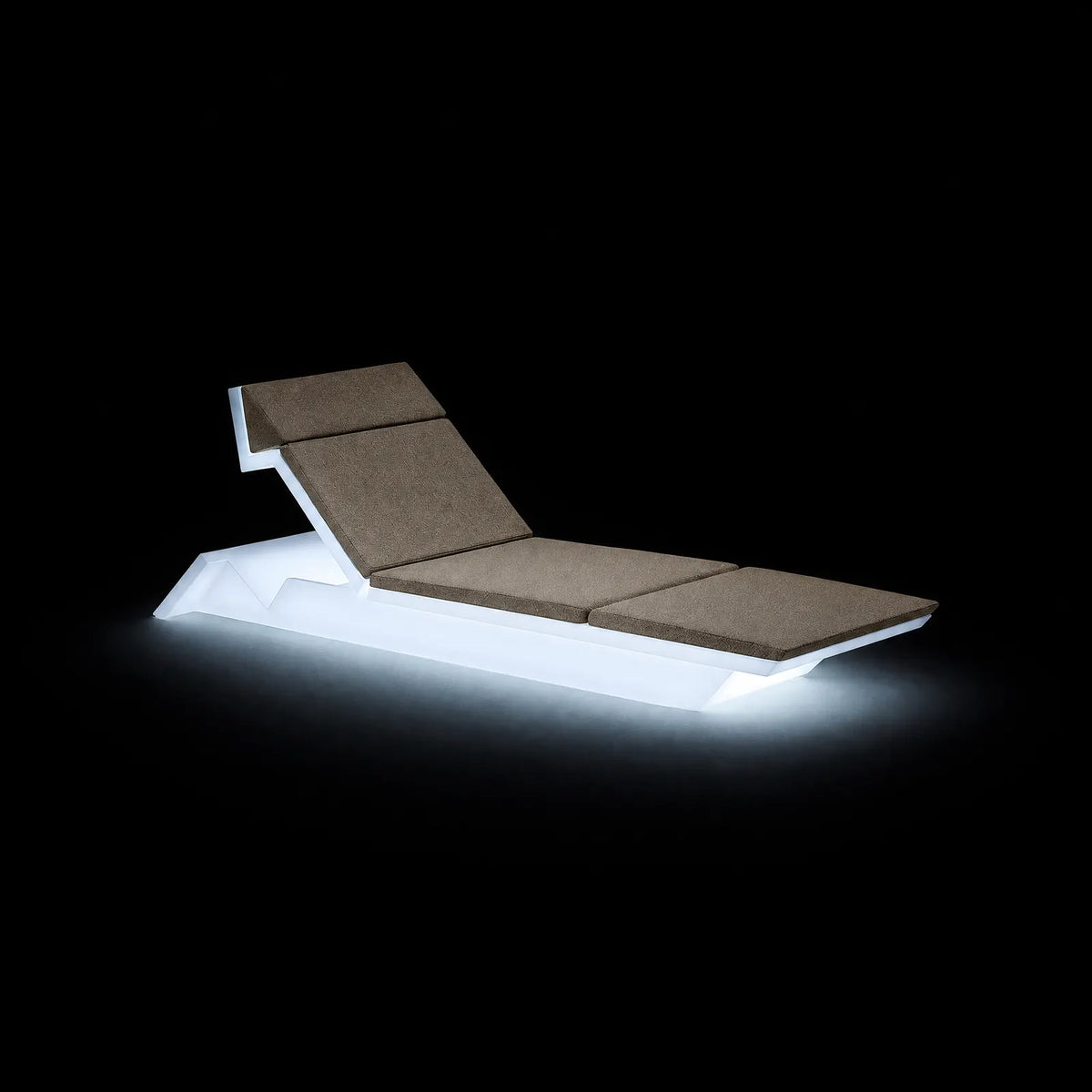 Bain de Soleil Rest LED Vondom, éclairé de l'intérieur sur fond noir