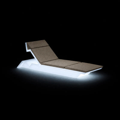 Bain de Soleil Rest LED Vondom, éclairé de l'intérieur sur fond noir