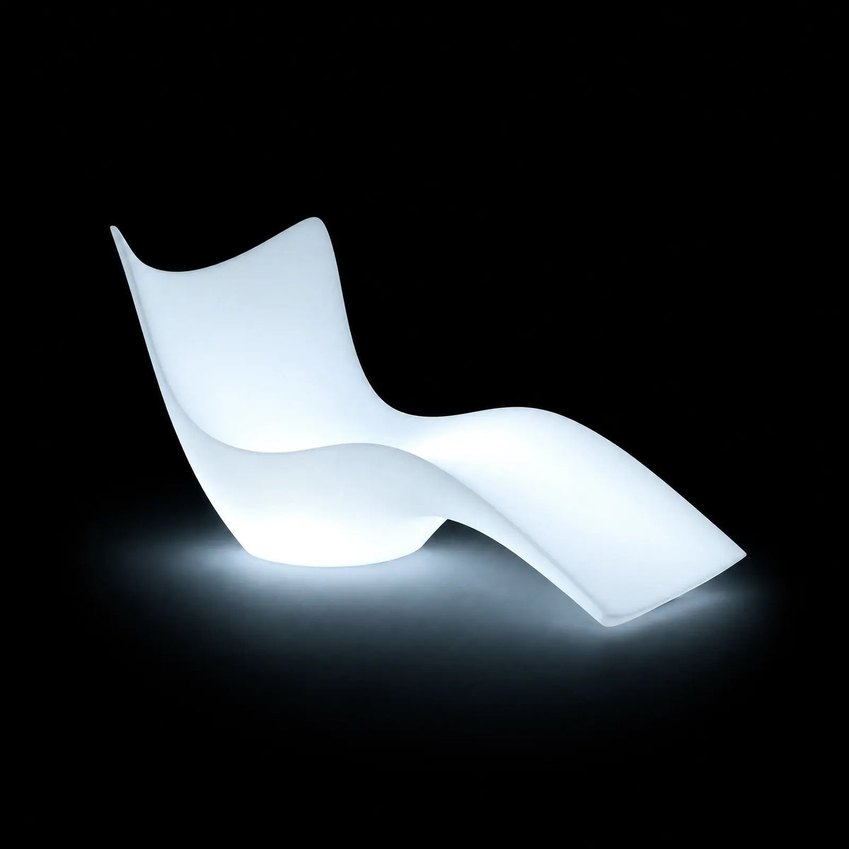 Bain de Soleil Surf LED Vondom, éclairé de l'intérieur sur fond noir