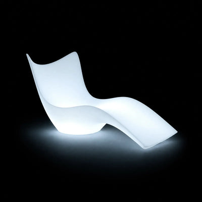 Bain de Soleil Surf LED Vondom, éclairé de l'intérieur sur fond noir