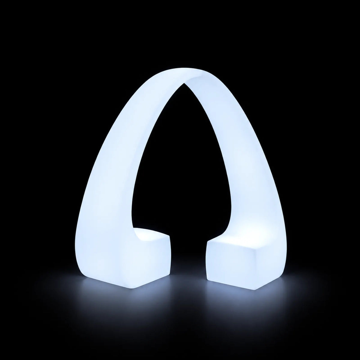 Banc And LED Vondom, éclairé de l'intérieur sur fond noir, taille 218x185x234 cm