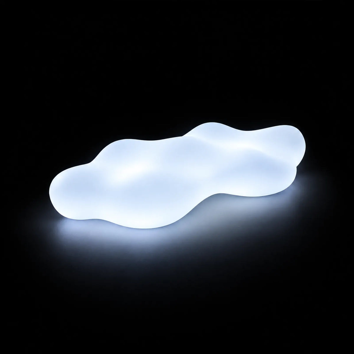 Banc Lava LED Vondom, éclairé de l'intérieur sur fond noir