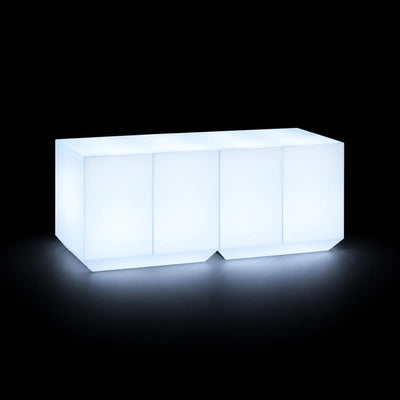 Bar Vela Module Catering LED Vondom, éclairé de l'intérieur sur fond noir