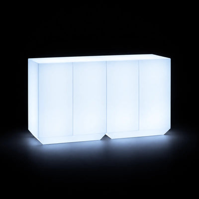 Bar Vela Module Double LED Vondom, éclairé de l'intérieur sur fond noir