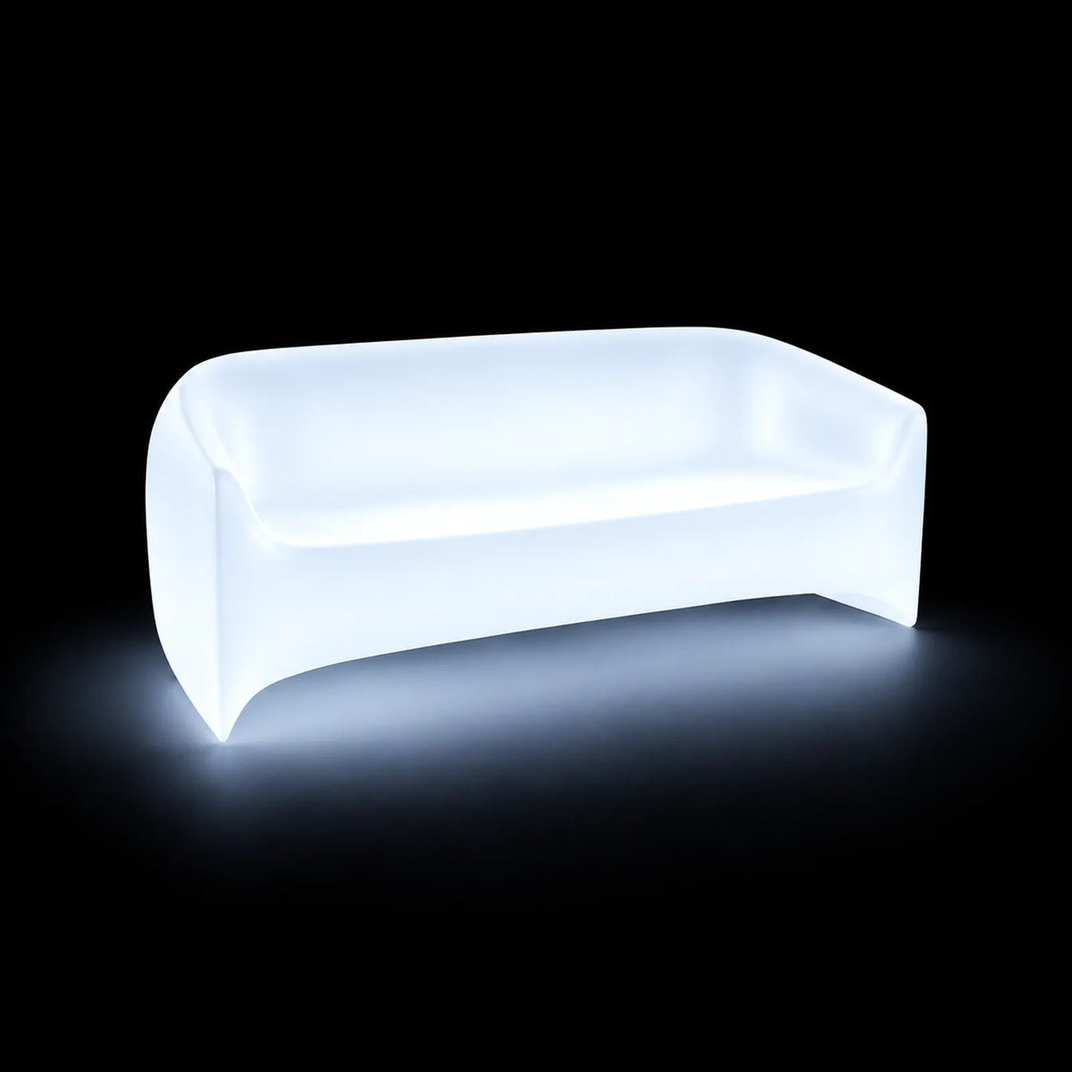 Canapé Blow LED Vondom, éclairé de l'intérieur sur fond noir