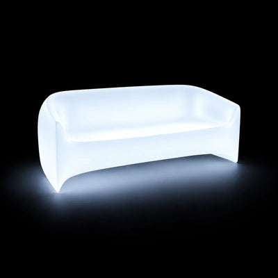 Canapé Blow LED Vondom, éclairé de l'intérieur sur fond noir