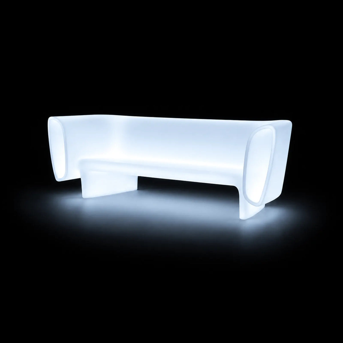 Canapé Bum Bum LED Vondom, éclairé de l'intérieur sur fond noir